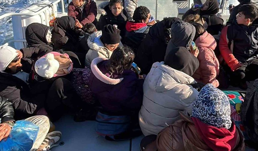 Düzensiz göçmenler karada mahsur kaldı