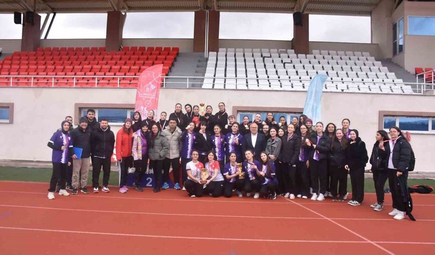 Genç Kızlar Kriket'te şampiyon Spor Lisesi oldu