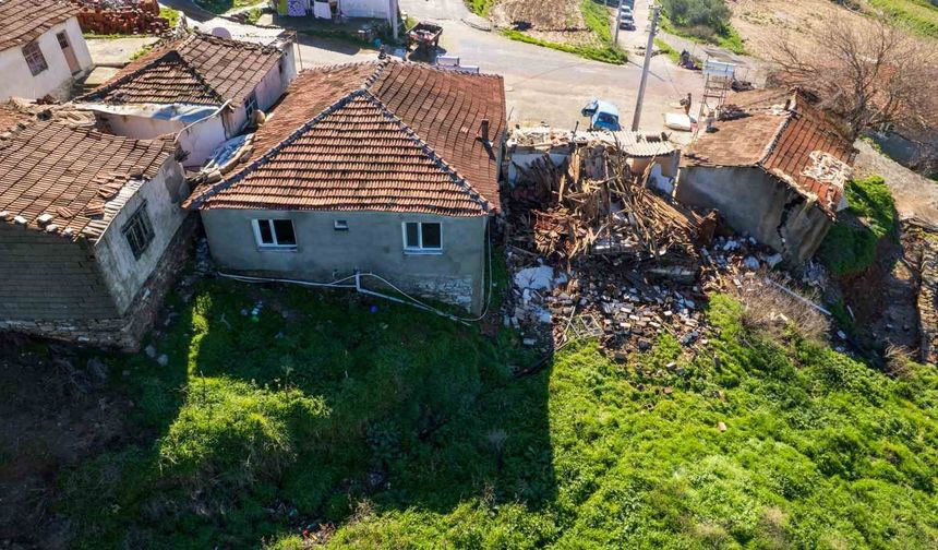 Gölmarmara'da heyelan: 7 ev kullanılamaz hale geldi