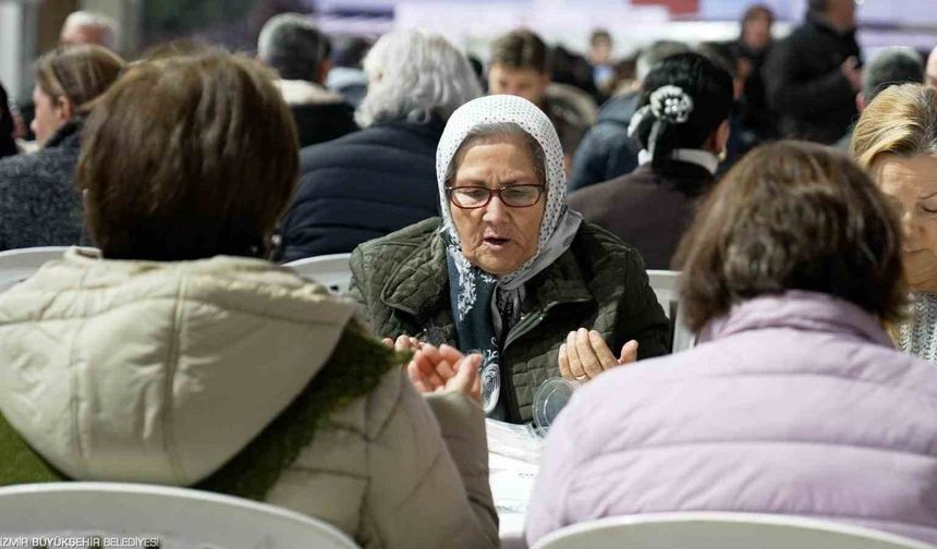İzmir Büyükşehir Belediyesi ilk iftar sofrasını Gaziemir'de kurdu