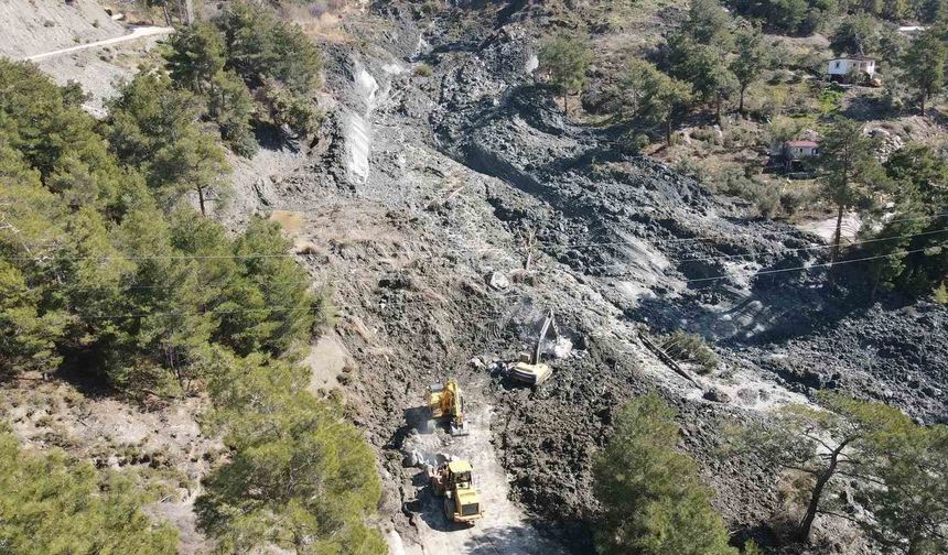Seydikemer'de heyelan sonrası ekipler çalışmalarını sürdürüyor