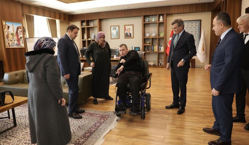 Vali Musa Işın, engelli vatandaş İsmet Öksüz'e yeni engelli aracını takdim etti