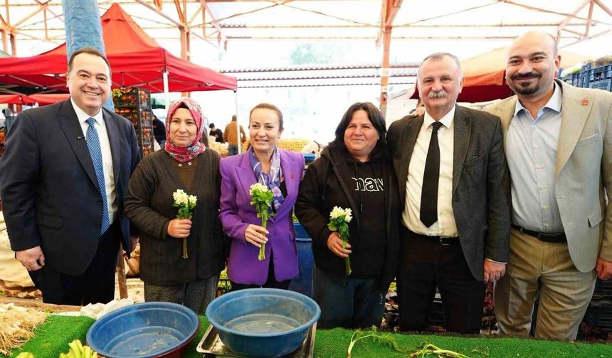 Başkan Dutlulu'dan 8 Mart'a çiçekli kutlama