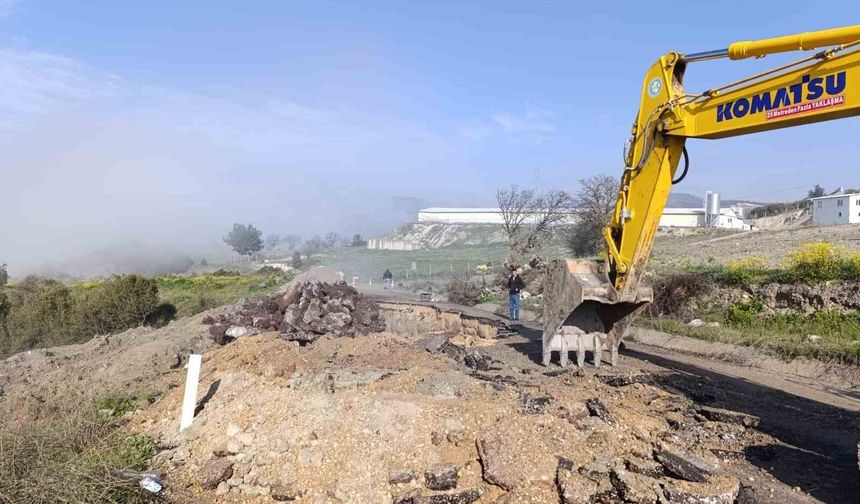 Çöken Selendi-Kula eski yolunda çalışmalar devam ediyor