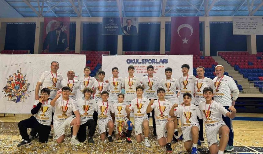 Salihli'nin yıldızları Hentbol'de Türkiye şampiyonu