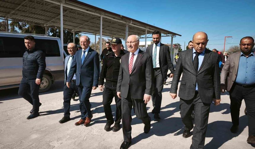 Vali Köşger açıklama yaptığı sırada artçı depreme yakalandı