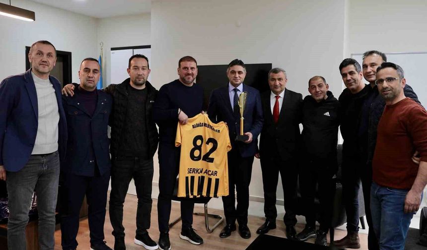 Aliağa Masterler, şampiyonluk kupasını Başkan Acar'a götürdü