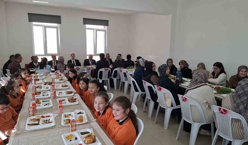 Hisarcık Atatürk İlkokulunda'Aile Yılı' teması kapsamında okul-aile kahvaltı etkinliği