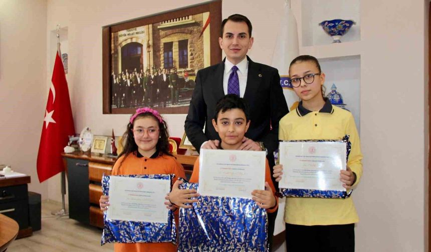 Hisarcık'ta 'Kitap kurdu' öğrencilere Kaymakam Atam'dan ödül