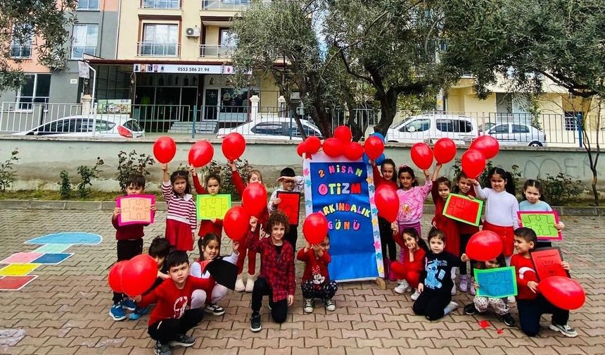 Kırmızıyla otizme dikkat çektiler