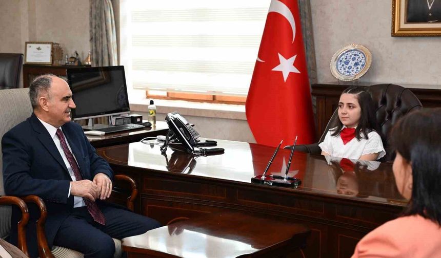 Manisa'da Valilik makamı minik Mehlika'ya emanet