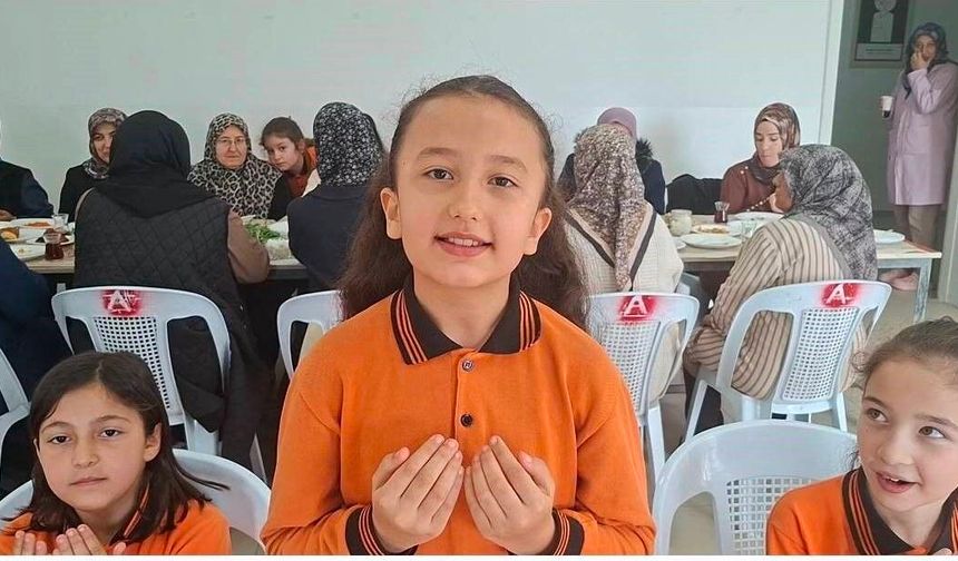 Minik Birsen'in yemek duası gönülleri fethetti