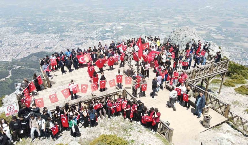 Gençler Spil'in zirvesinde ay yıldızlı bayrakla buluştu