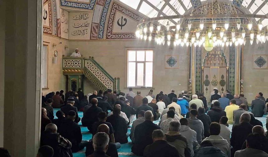 Selendi'de bayram namazında camiler doldu