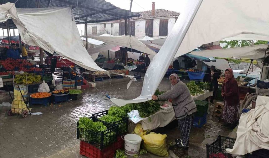 Selendi'de lodos ve sağanak hayatı felç etti