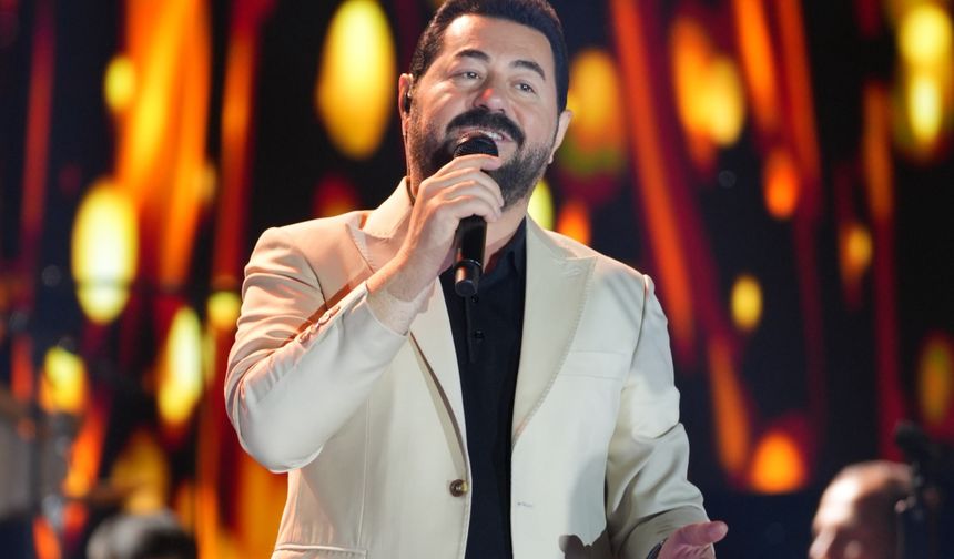 MANİSA KÜLTÜR YOLU FESTİVALİ'NDE SERKAN KAYA RÜZGARI: YENİ ŞARKISINI İLK KEZ SÖYLEDİ