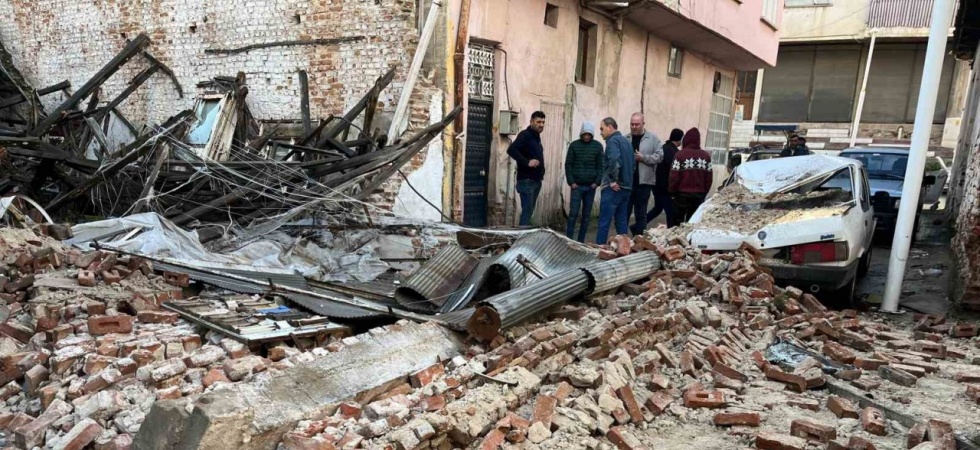 Sağanak yağış Sarıgöl’de metruk bir binayı yıktı