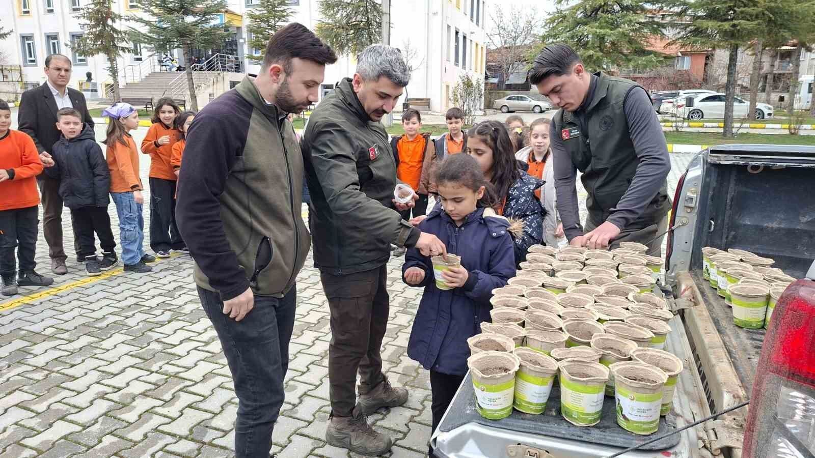 Hisarcık'ta minikler saksılarda karaçam fidanı yetiştirecek