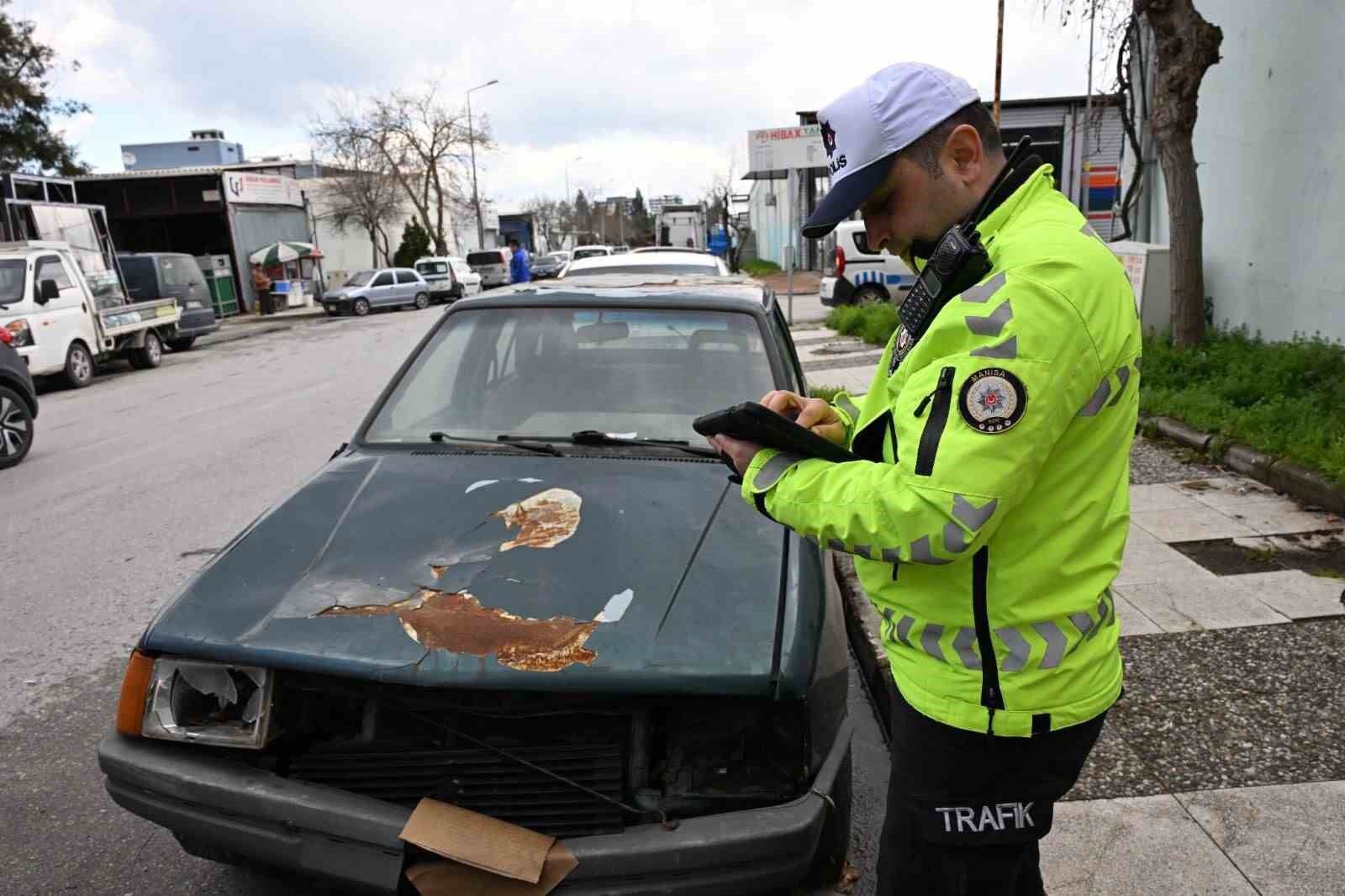 Manisa'da sahipsiz ve hurda araçlar kaldırılıyor