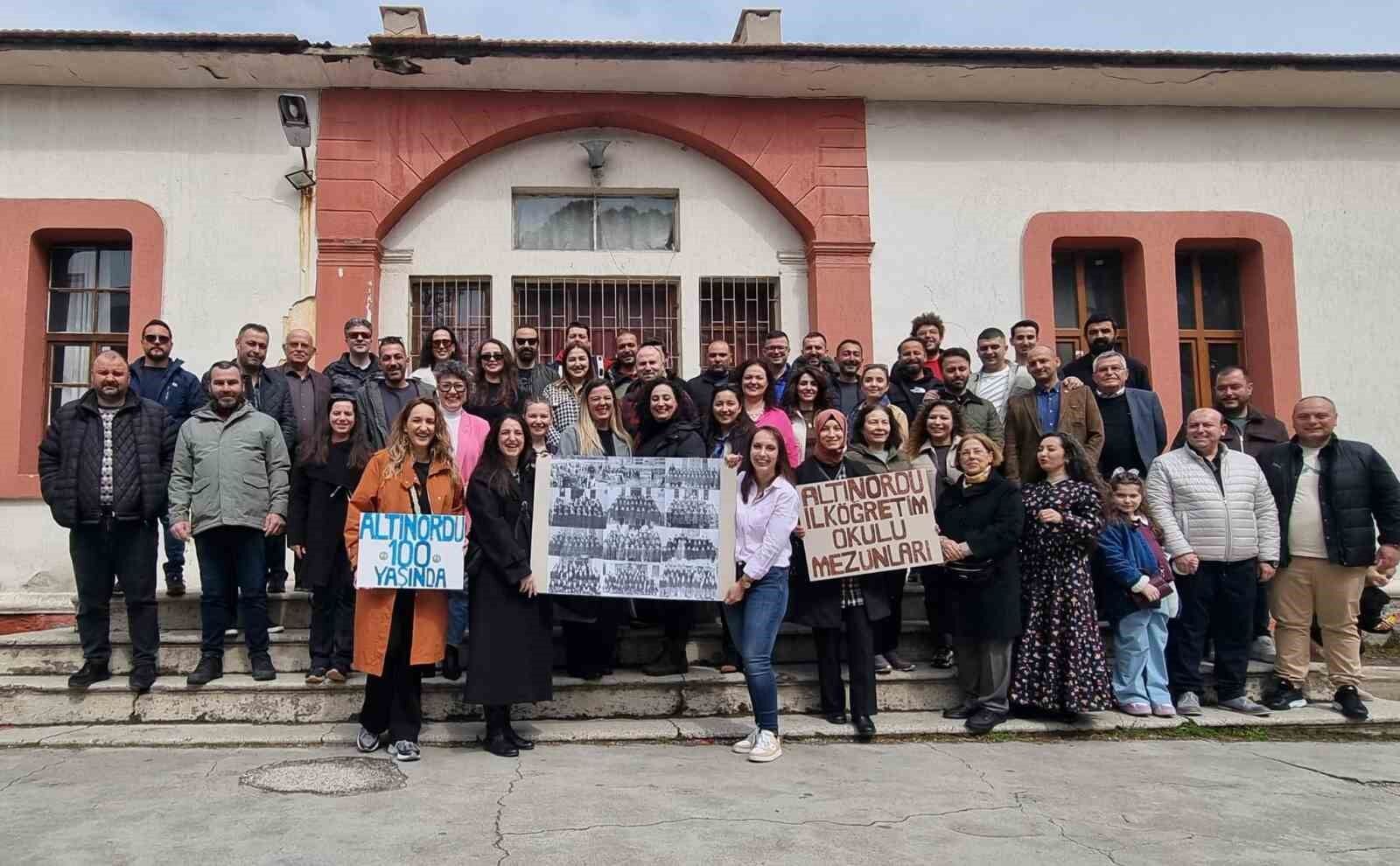 Salihli'de ilkokul mezunları 25 yıl sonra buluştu