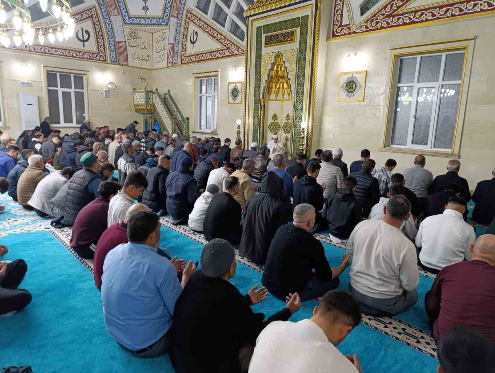 Selendi'de Kadir Gecesi'nde camiler dolup taştı