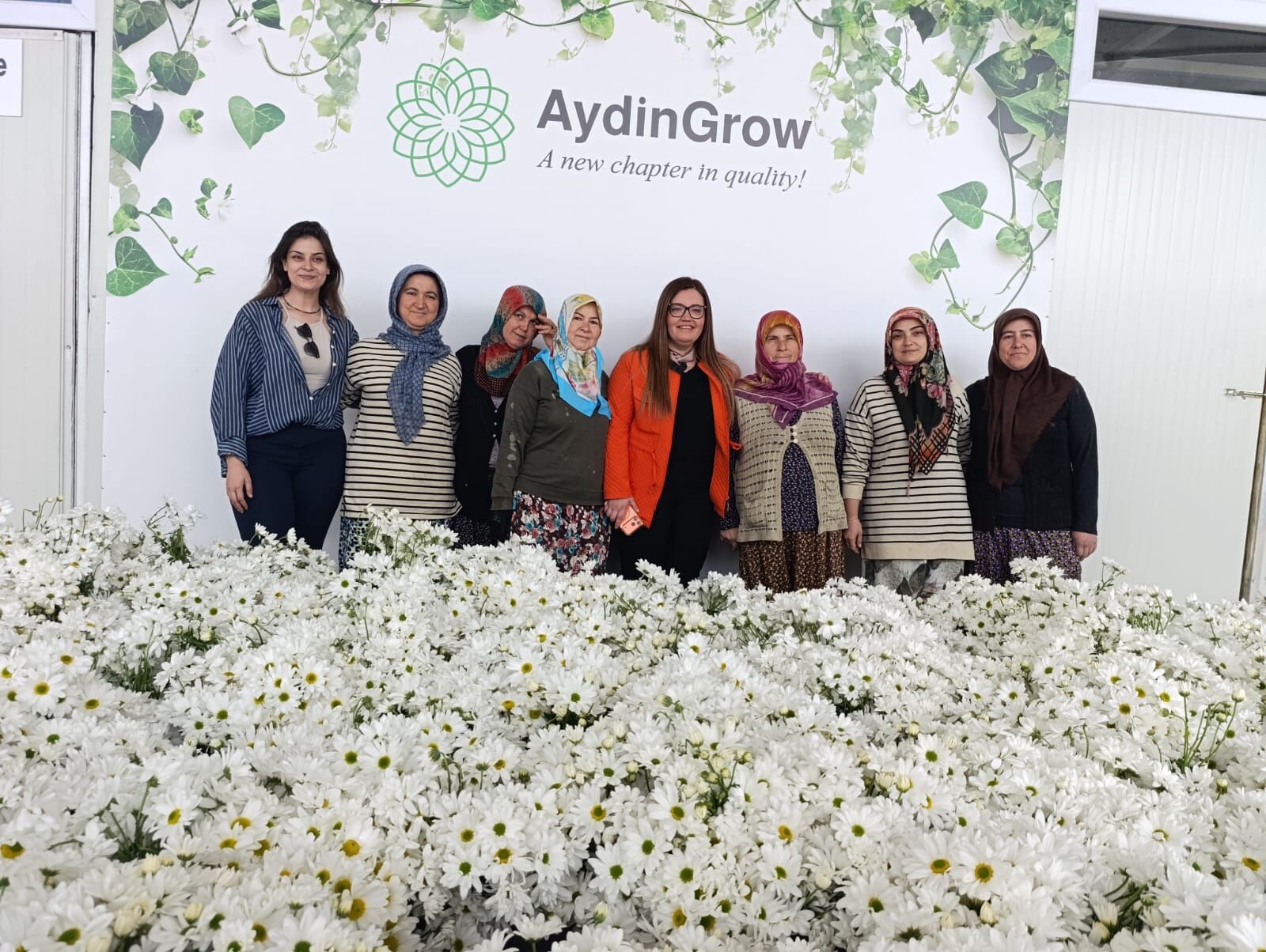 SİMAV’DA DÜNYA KADINLAR GÜNÜ SEBEBİYLE 35 BİN ÇİÇEK DAĞITIMI YAPILDI