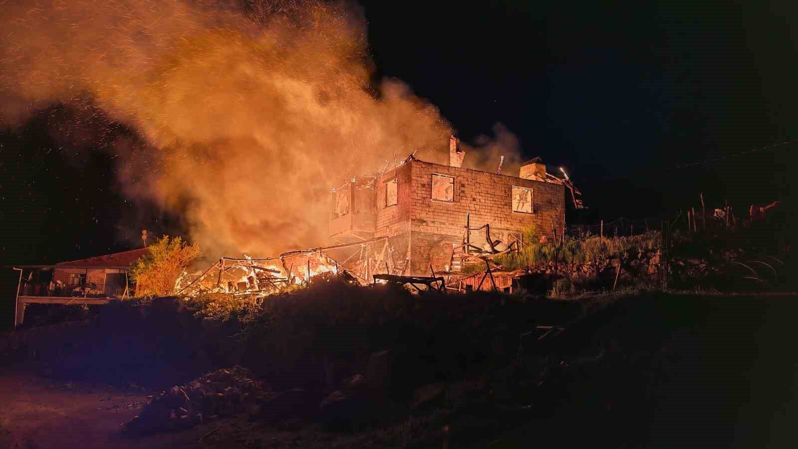 Demirci'de korkutan ev yangını