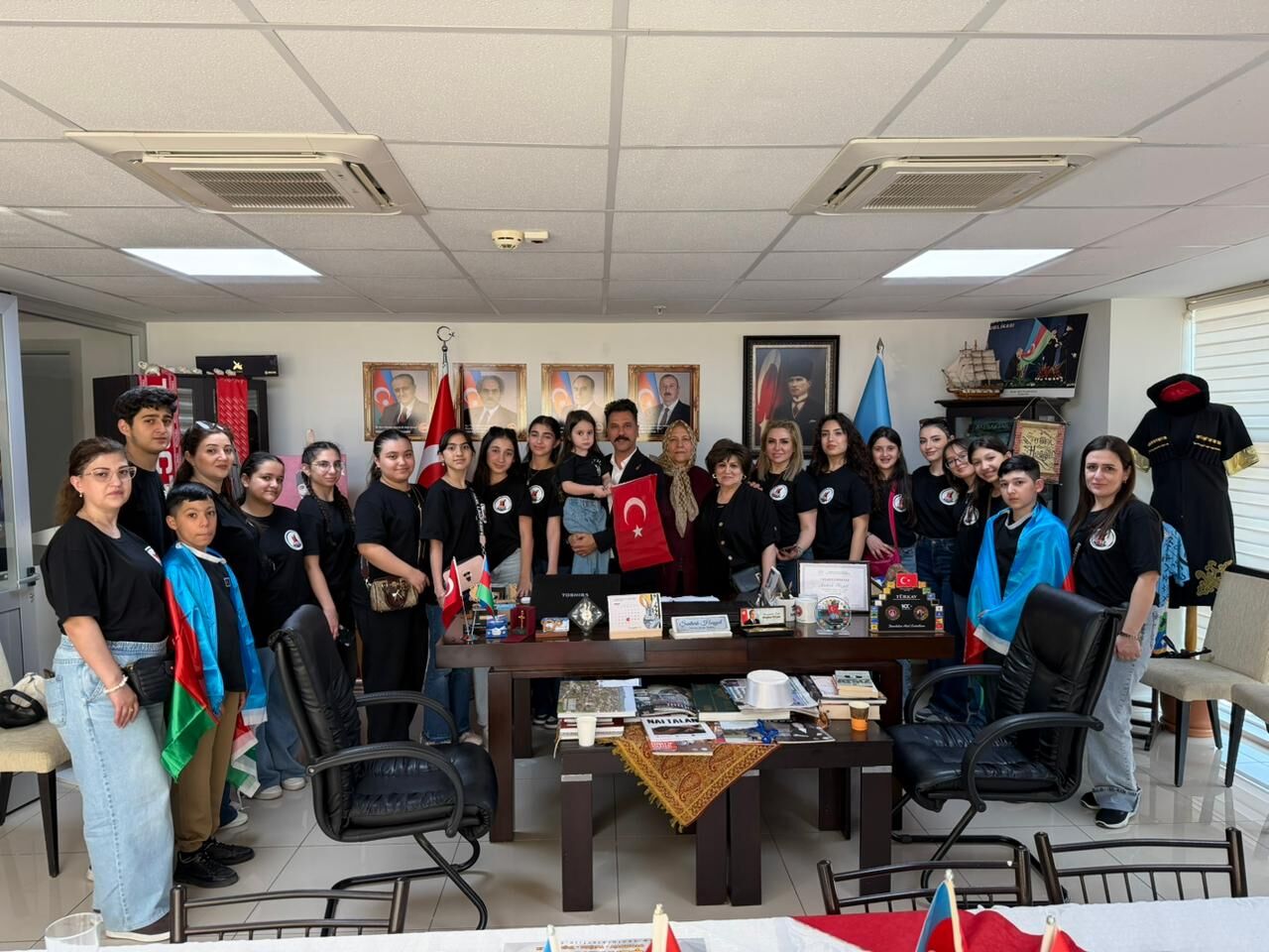 İki Devlet Tek Millet, Sanatla Buluşuyor: Aysel Dans Grubu Manisa Azerbaycan Kültür ve Dayanışma Derneği’ni Ziyaret Etti