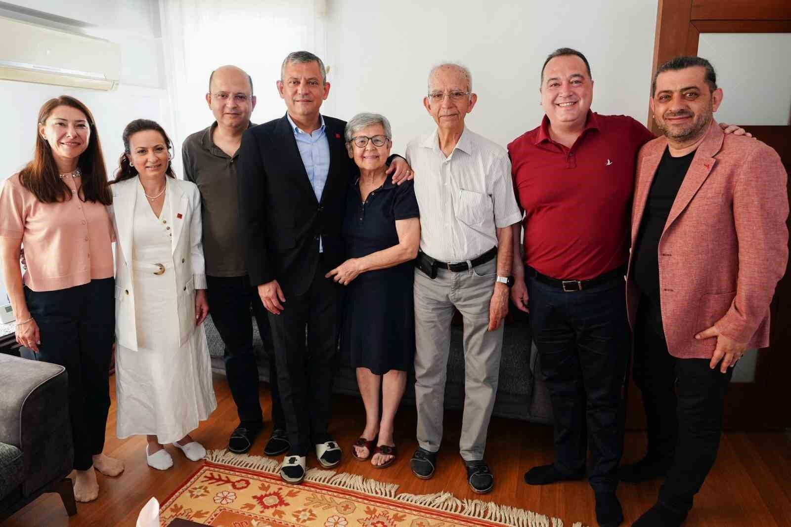 Özgür Özel'den Anneler Günü'nde duygu dolu ziyaret