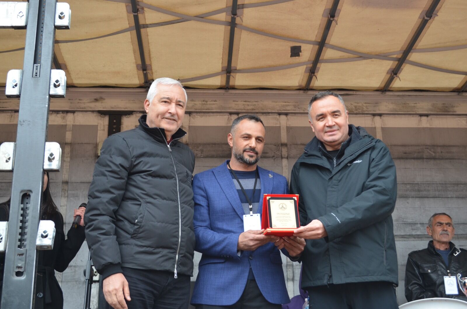 İZMİR KEMALPAŞA’DA BOĞA GÜREŞLERİ COŞKUSU: BİNLERCE KİŞİ SEYRETTİ