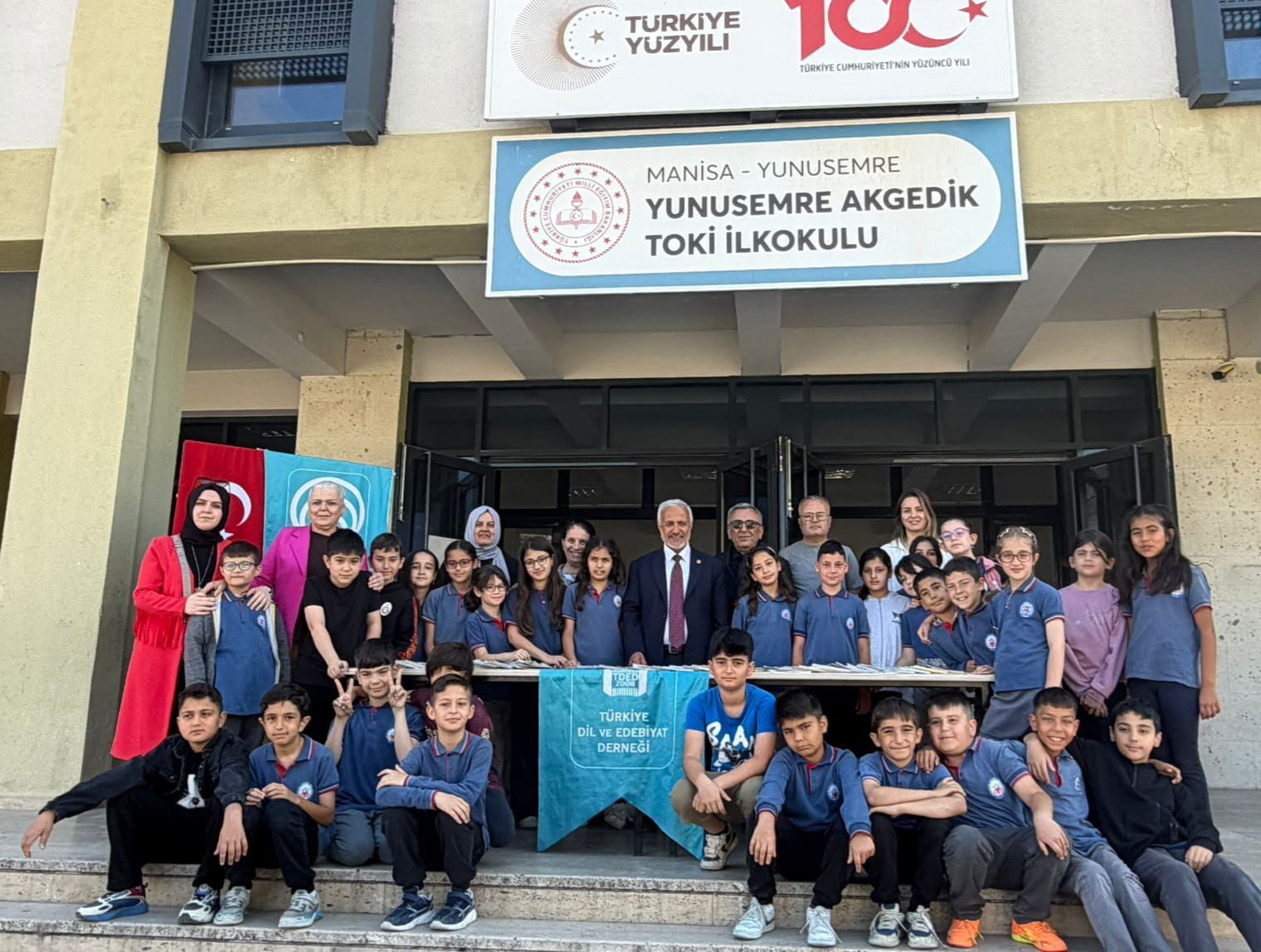 Manisa’da Köy Okullarına Kitap Desteği Sürüyor