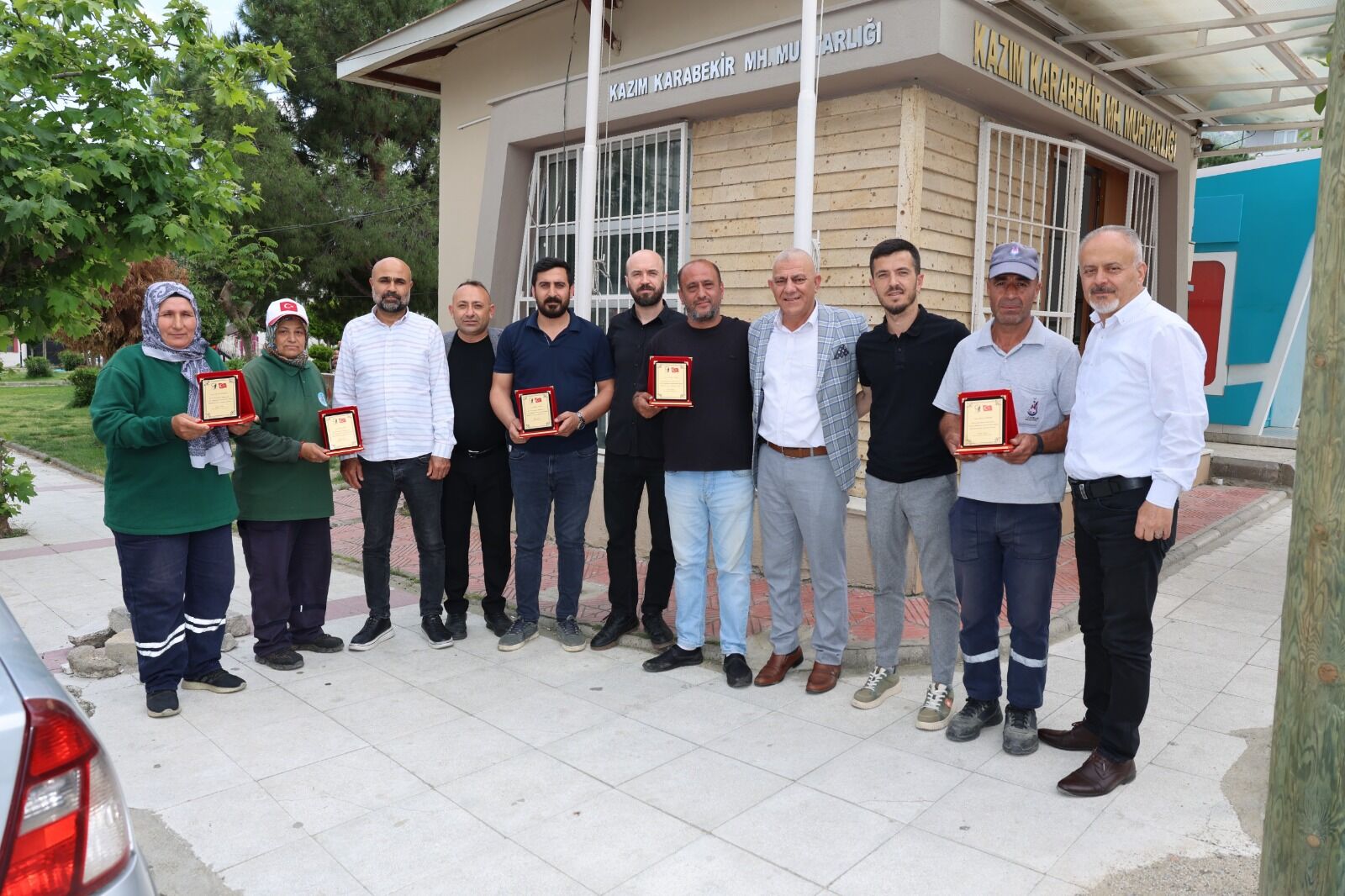KAZIM KARABEKİR MAHALLE MUHTARI TEKİN AYDIN TEMİZLİK PERSONELLERİNİ ÖDÜLLENDİRDİ