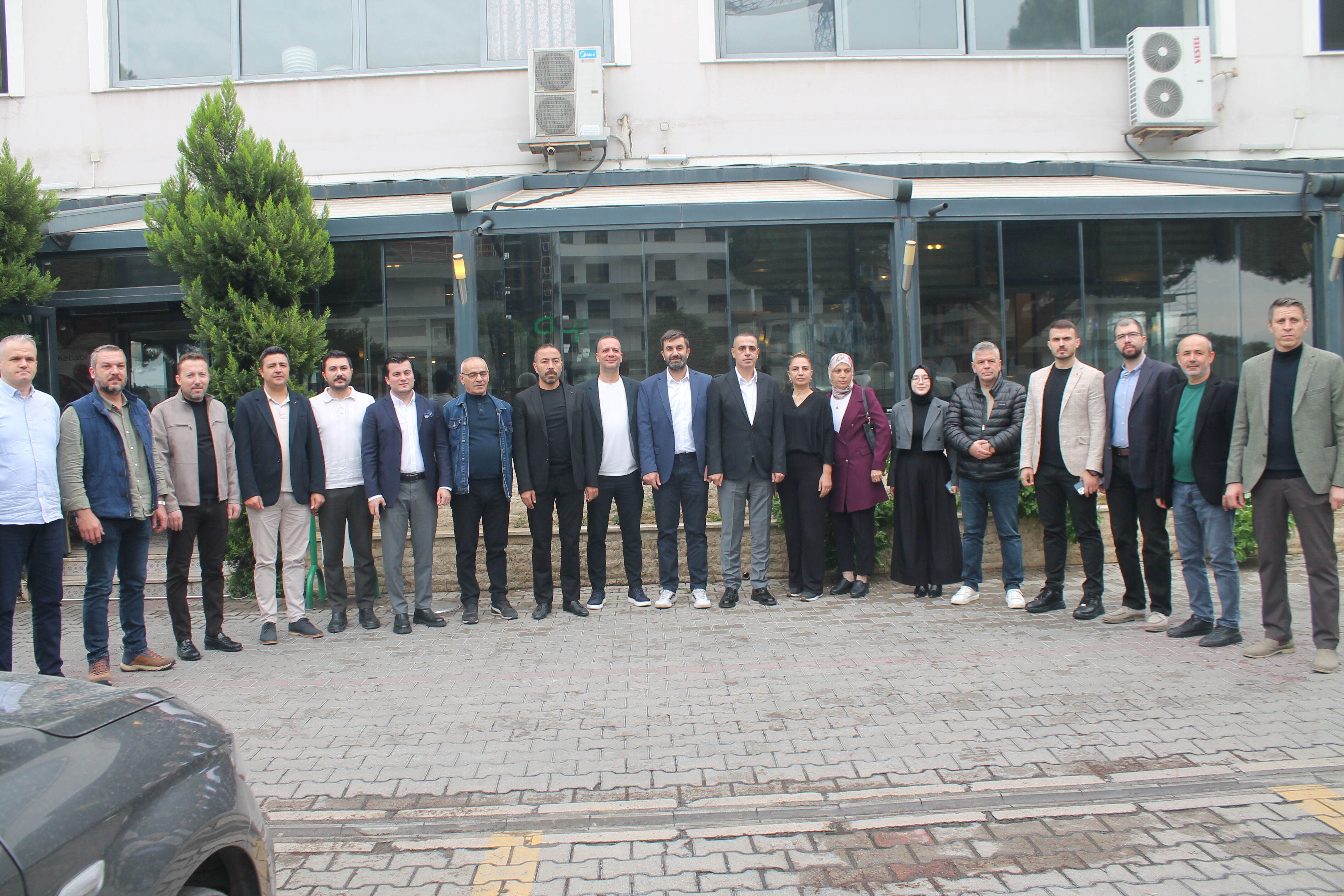 MHP'den Yunusemre'ye Çarpıcı Suçlamalar: "İhaleler Aynı Firmalara Gitti, İmarda Eşitsizlik Var"