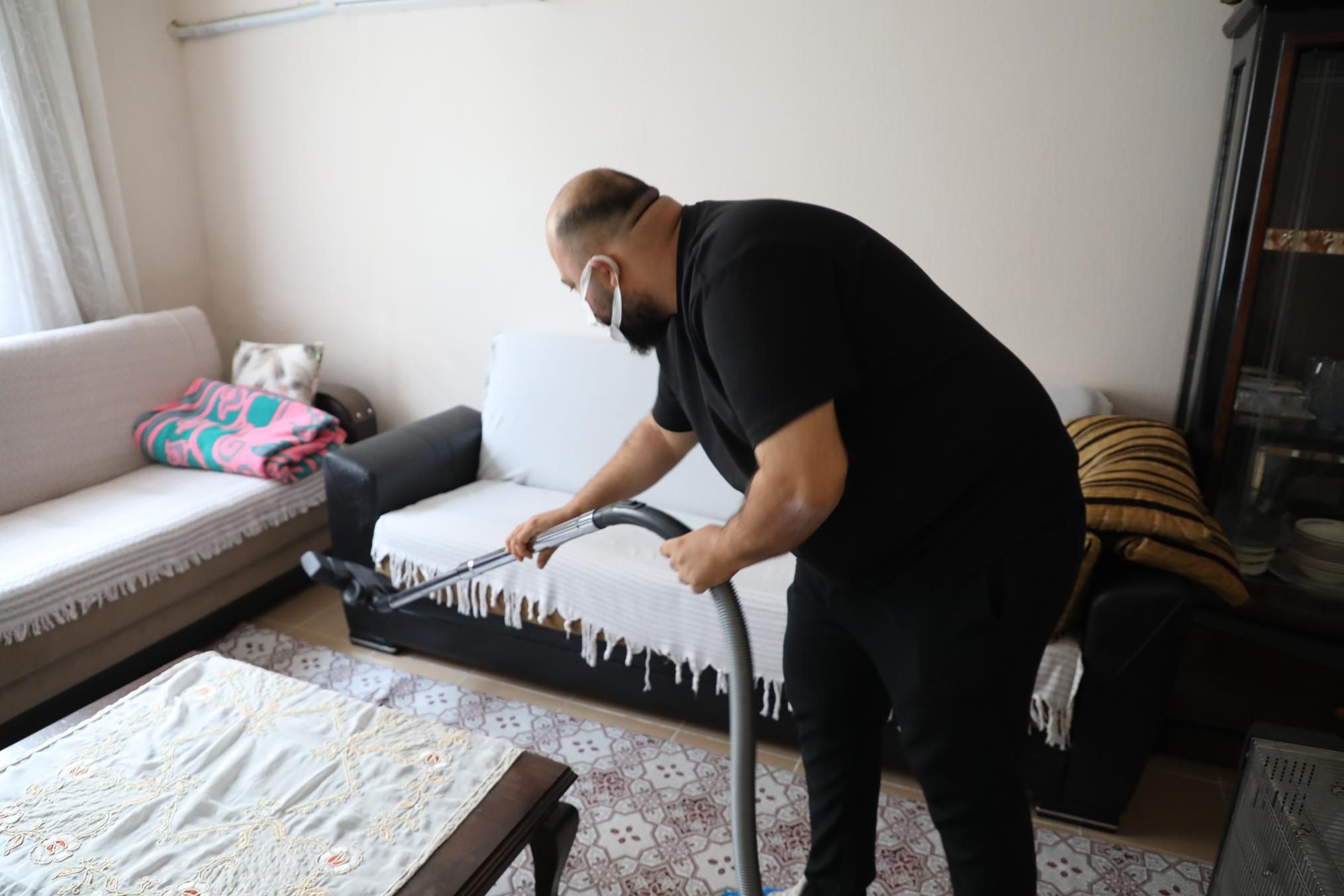 ŞEHZADELER BELEDİYESİ'NDEN YAŞLI VE ENGELLİLERE 'EVDE TEMİZLİK' DESTEĞİ