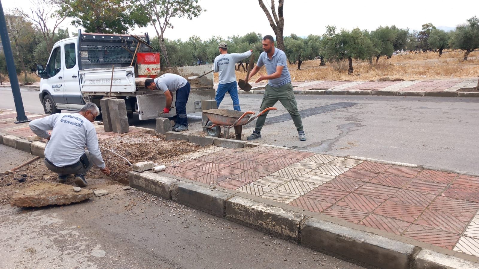 ŞEHZADELER’DE ALTYAPI SONRASI YOL VE KALDIRIMLAR HIZLA YENİLENİYOR